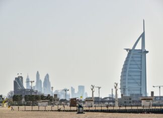 Pies często się drapie, ale nie ma pcheł: 8 możliwych przyczyn świądu Burj Al Arab na tle panoramy Dubaju