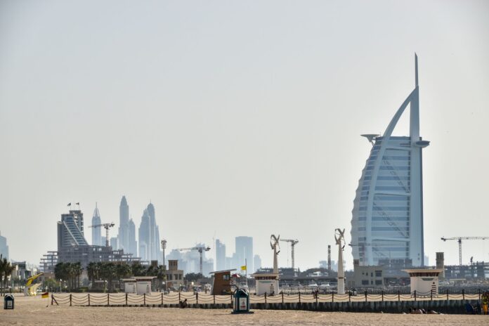 Burj Al Arab na tle panoramy Dubaju Burj Al Arab na tle panoramy Dubaju